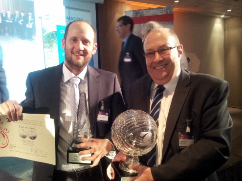 בתמונה מימין: מרדכי פיין הממונה על מח' המטבע בבנק ישראל משמאל: אביב כ"ץ, מנכ"ל החברה הישראלית למדליות ולמטבעות(צילום: החברה הישראלית למדליות ולמטבעות)